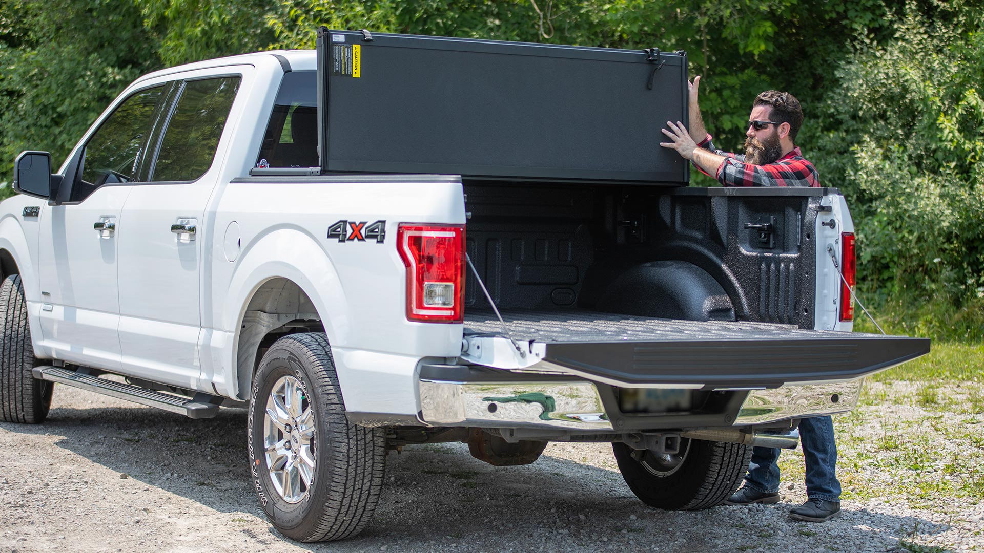 Truck_Accessories_4 tonneau cover on a white truck